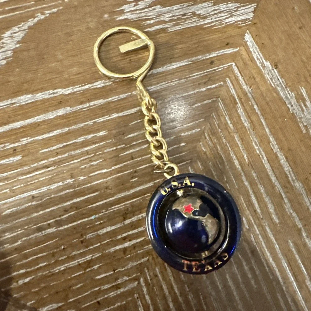 TEXAS USA GLOBE  METAL KEYCHAIN  BLUE/GOLD  TONE‎